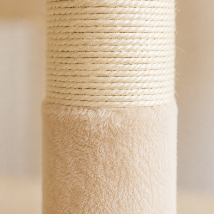 Gros plan sur le poteau en sisal naturel et la peluche beige