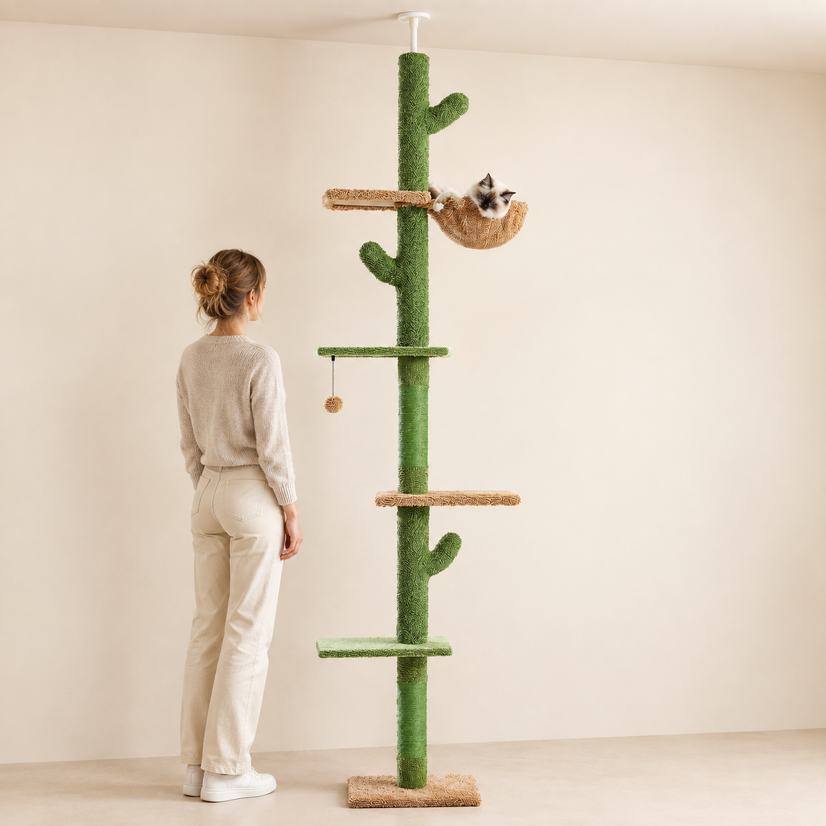 Arbre à chat cactus sol-plafond à côté d'une personne debout, repère d'échelle de 229 à 275 cm