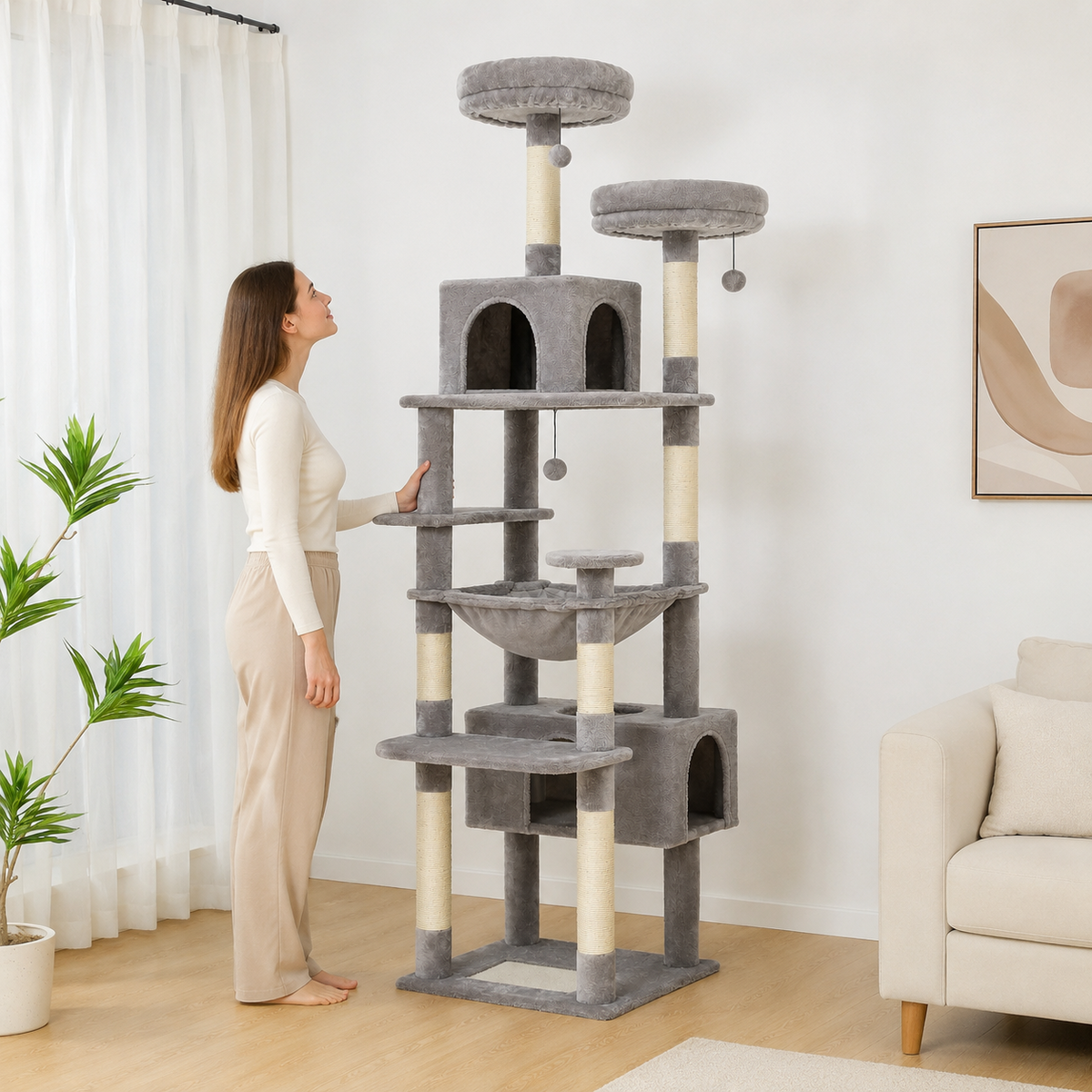 Arbre à chat de 184 cm à côté d'une femme adulte : il dépasse sa tête
