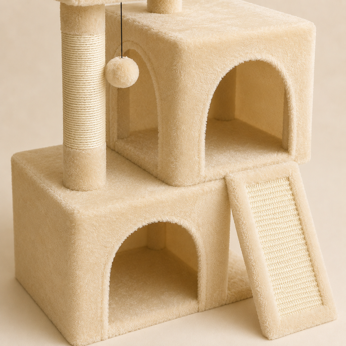 Deux niches à ouverture en arche d'un petit arbre à chat