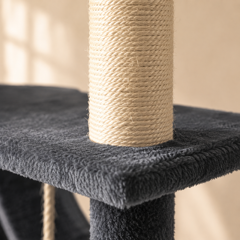 Gros plan sur un poteau en sisal crème et sa plateforme grise