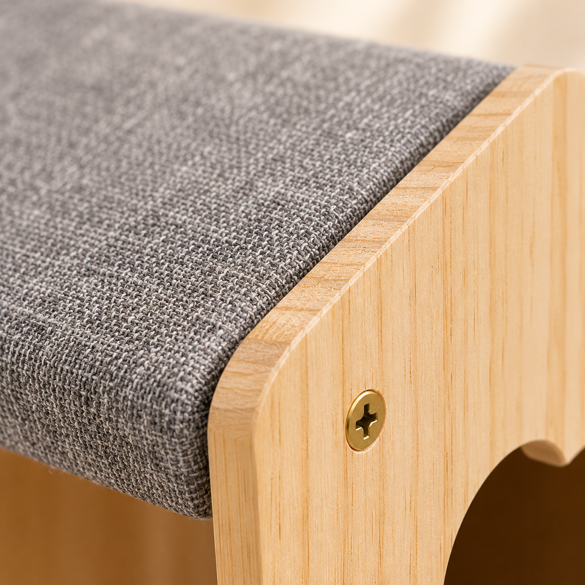 Gros plan sur la jonction entre bois clair et tissu gris