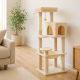 Petit arbre à chat 113 cm beige installé dans un salon lumineux au parquet clair