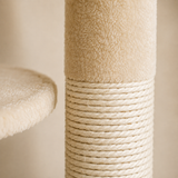 Gros plan sur le poteau à griffer en sisal naturel et la peluche beige