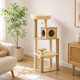 Arbre à chat en bois installé dans un salon scandinave lumineux