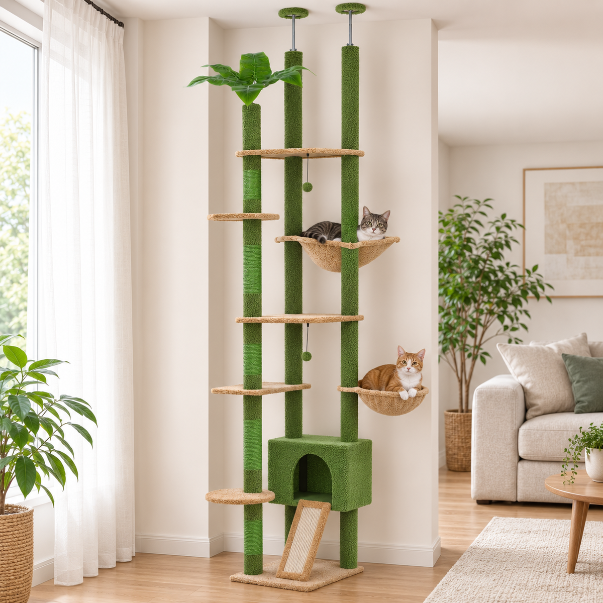 Deux chats installés dans le hamac et le panier de l'arbre à chat bambou