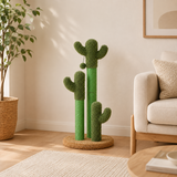Griffoir cactus installé dans un salon scandinave à côté d'un canapé écru