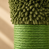 Gros plan sur les spires de sisal vert et le tissu chenille du cactus