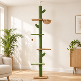 Arbre à chat cactus installé du sol au plafond dans un salon scandinave lumineux