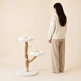 Arbre à chat fleur de 92 cm à côté d'une femme adulte pour montrer sa taille