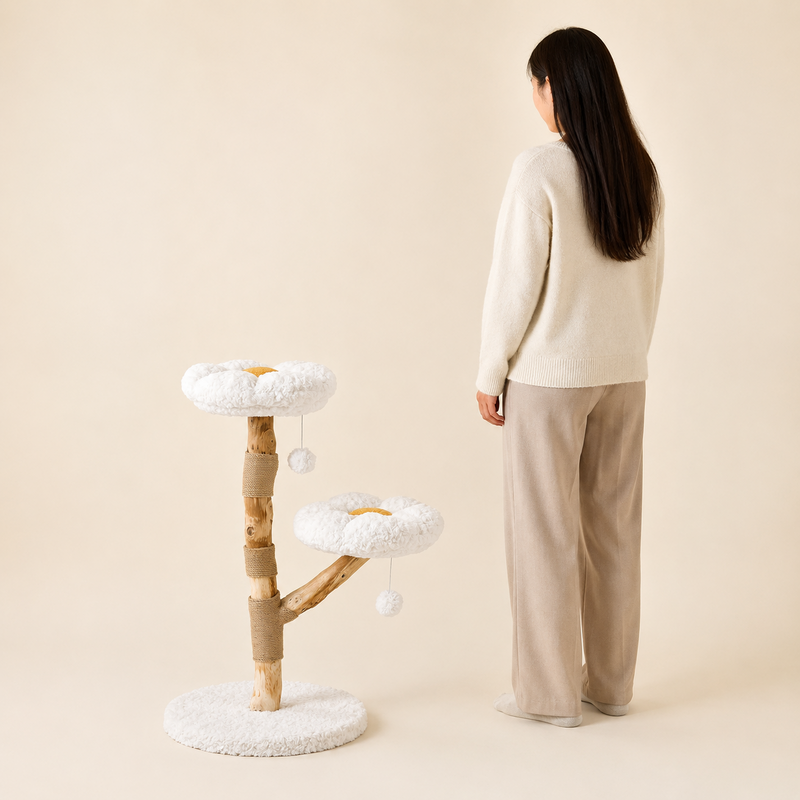 Arbre à chat fleur de 92 cm à côté d'une femme adulte pour montrer sa taille