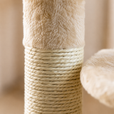 Gros plan sur le poteau à griffer en sisal naturel et la peluche beige