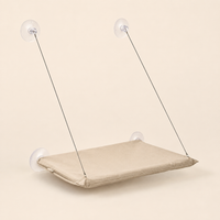 Hamac de fenêtre pour chat beige, vue d'ensemble avec ses quatre ventouses