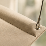 Gros plan sur le tissu beige et l'ourlet matelassé du hamac