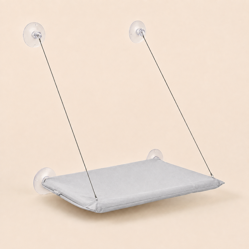 Hamac de fenêtre pour chat coloris gris, sur fond studio