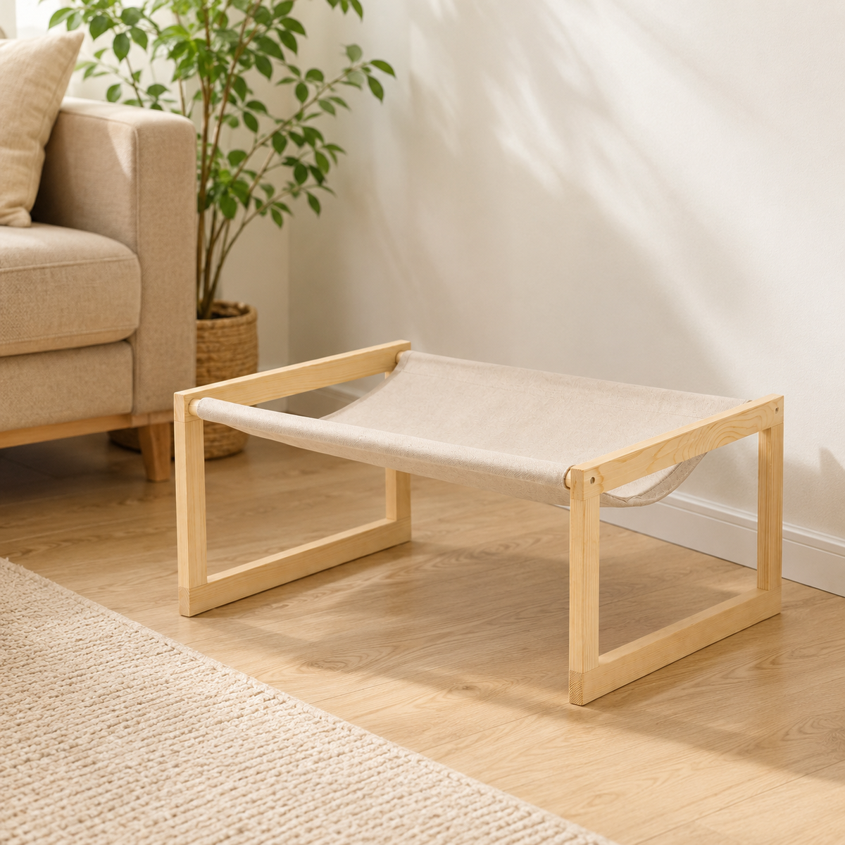 Hamac pour chat en pin massif installé dans un salon scandinave lumineux