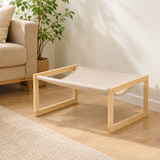Hamac pour chat en pin massif installé dans un salon scandinave lumineux