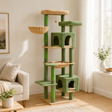 Arbre à chat Maine Coon vert installé dans un salon scandinave lumineux