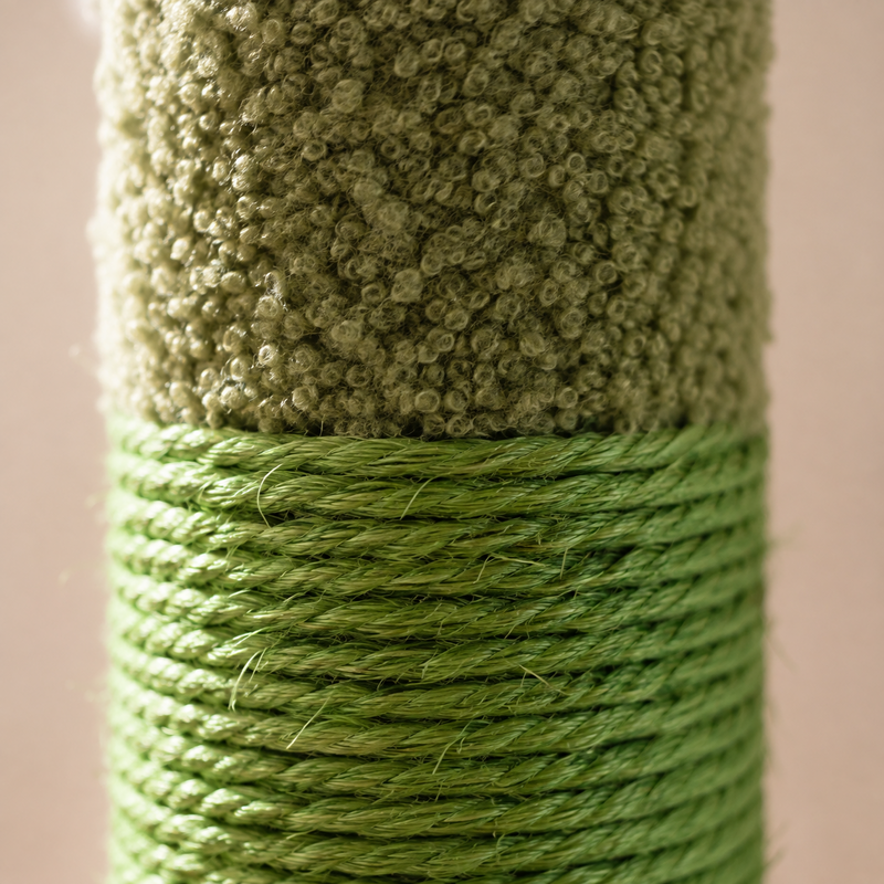 Gros plan sur le poteau : transition entre sisal vert enroulé et tissu bouclé
