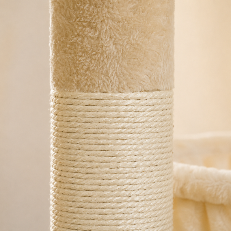 Gros plan sur le poteau à griffer en sisal naturel et la peluche beige