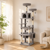Arbre à chat Maine Coon gris installé dans un salon scandinave lumineux