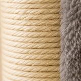 Gros plan sur le sisal naturel enroulé autour du poteau et la peluche grise