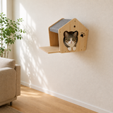 Chat installé dans la maisonnette murale, tête sortant par la découpe