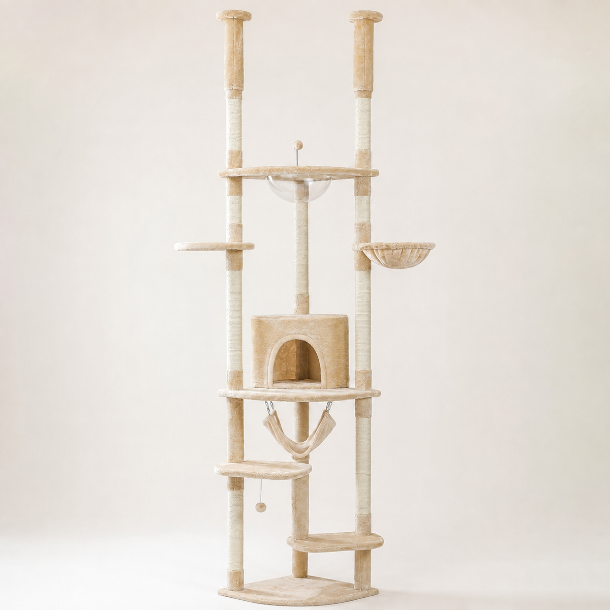 Arbre à chat du sol au plafond beige crème, vue d'ensemble sur fond neutre
