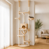 Deux chats installés sur l'arbre à chat sol-plafond, échelle réelle