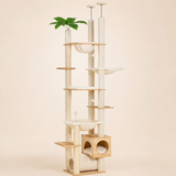 Arbre à chat du sol au plafond en bois clair et peluche crème, vue d'ensemble
