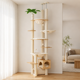 Arbre à chat sol-plafond en bois installé dans un salon lumineux