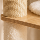Gros plan sur le poteau en sisal et le chant du plateau en bois clair