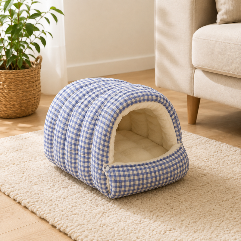 Nid pour chat en coton vichy posé sur un tapis dans un salon scandinave